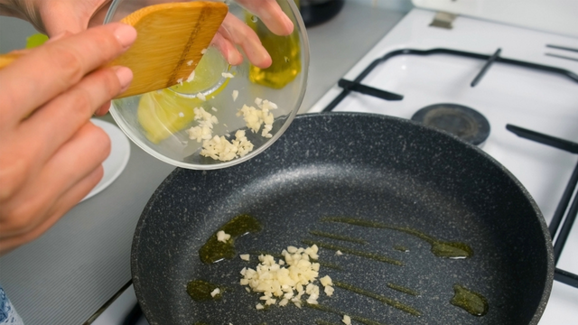 Esse erro ao fritar alho diminui seus benefícios: veja o que o TudoGostoso recomenda fazer antes de levar à frigideira