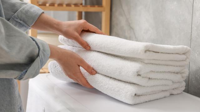 Mistura caseira com 4 ingredientes deixa as toalhas brancas como as hotel