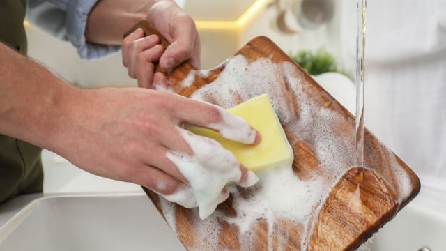 Você está fazendo errado: é assim que eu limpo a minha tábua de corte para desinfetar e tirar o cheiro ruim