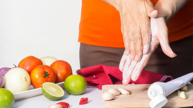 Aprendi com a vovó a usar pasta de dente na cozinha: o motivo é mais inteligente do que parece