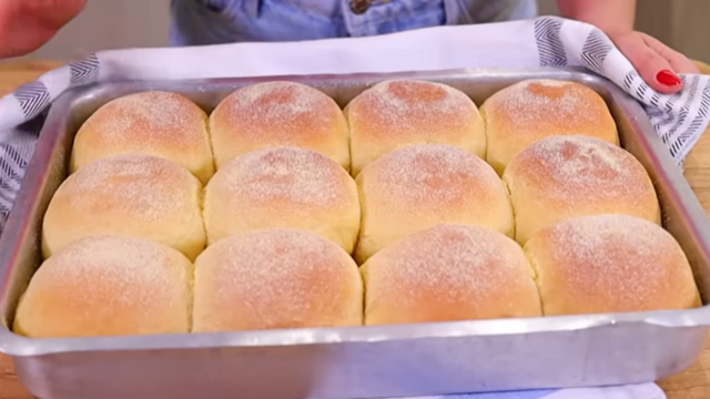 Toda semana eu faço esse pãozinho de milho para o lanche da tarde, passo manteiga assim que ele sai do forno e fica divino
