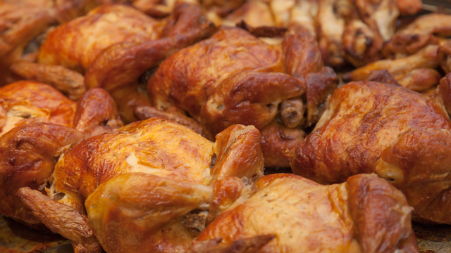 Deixe a ave descansar por 10 minutos após sair do forno. (Créditos: Canva)