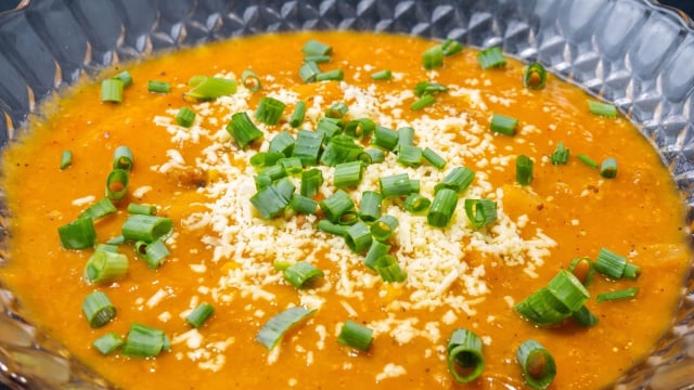 Esfriou! É hora de trocar a janta por uma sopa cremosa e nutritiva: aprenda como fazer caldo de abóbora