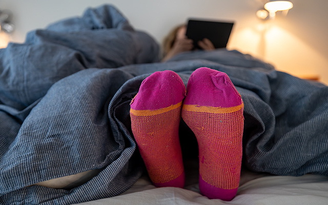 As pessoas que dormem de meia tem esses 5 traços de personalidade em comum