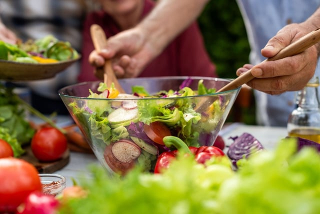 A maioria faz errado: nutricionista revela que o segredo para consumir fibras na quantidade certa não é comer mais salada