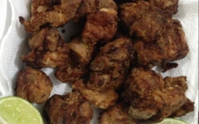 O toucinho de barriga na fritadeira elétrica fica sequinho e crocante (Créditos: TudoGostoso/Lucas Santos)