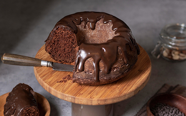 Um calorzão e nada melhor para a sobremesa do que um bolo gelado de chocolate muito fácil de fazer!