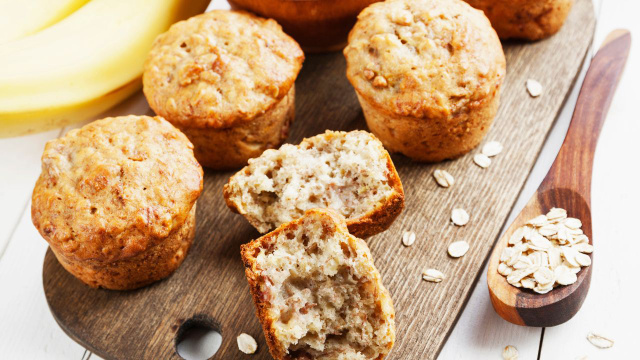 Meu filho de 4 anos me pede essa receita toda semana, e o melhor é que é saudável e prática: aprenda a fazer bolinho de banana com aveia!