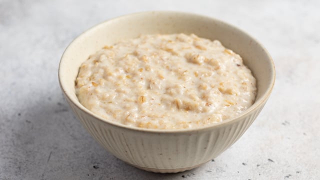 Nem leite, nem açúcar: esse é o melhor mingau de aveia para o café da manhã, receita promove saciedade e fica muito cremosa