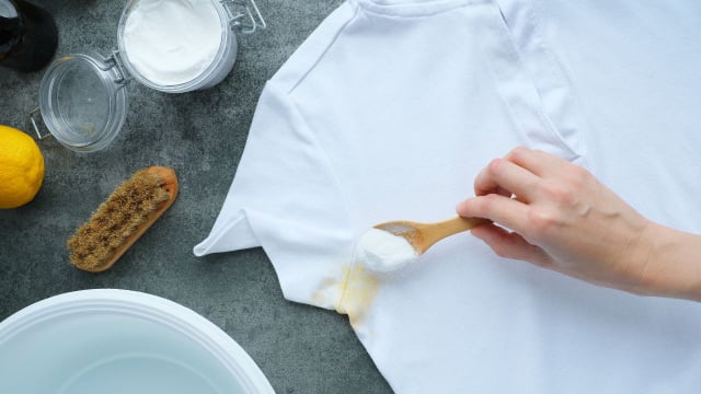 O bicarbonato de sódio é um dos maiores aliados na remoção de manchas das roupas, mas também dá para usar sabão de coco e percarbonato (Créditos: Shutterstock)