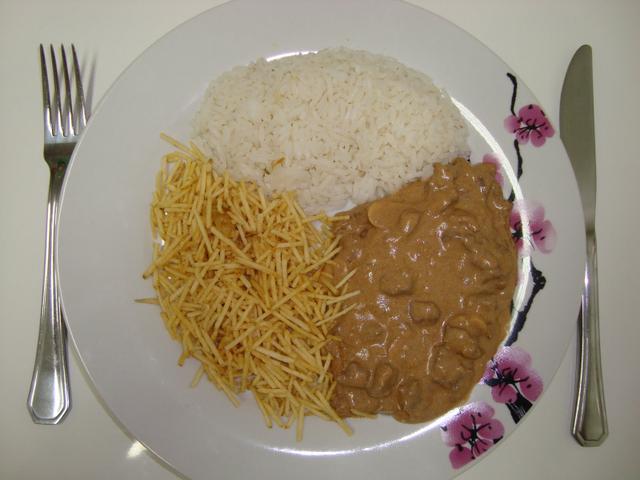 Mais um clássico dos domingos preguiçosos: o estrogone de frango (Créditos: Natalia/TudoGostoso)