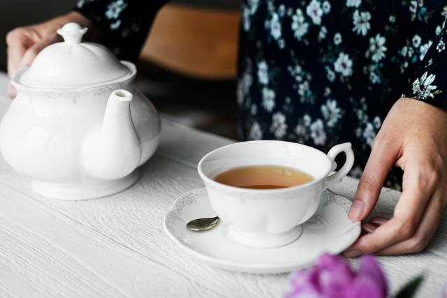 Chá preto X chá verde: qual bebida tem mais cafeína?