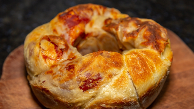 Sem batedeira e sem sovar: pão de calabresa do TudoGostoso é tão fácil que você vai querer fazer toda semana