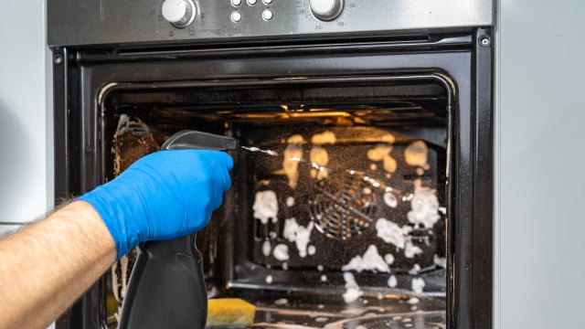 Limpar o forno usando vinagre: aprenda como fazer (Créditos: Canva)