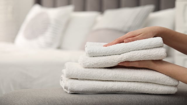 Um cuidado simples durante a lavagem aumenta a vida útil das toalhas de algodão. (Foto: Shutterstock)