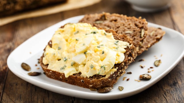 Estou viciada nessa pastinha cremosa de ovo cozido no café da manhã: é fácil de fazer e fica deliciosa em uma torrada crocante