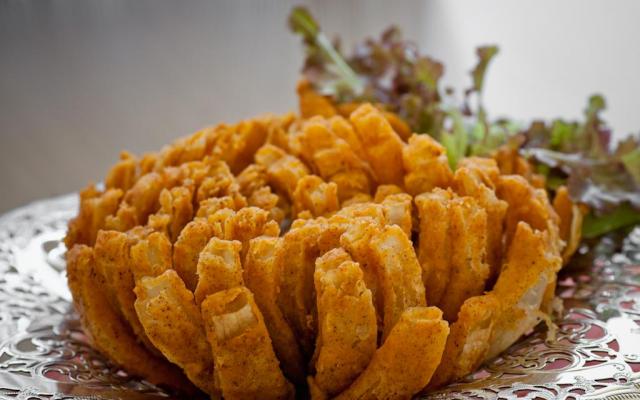Cebola empanada é entrada de restaurante (Créditos: TudoGostoso)