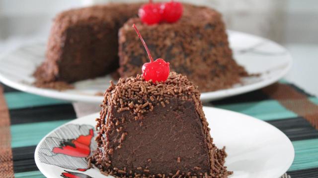 Receita de brigadeirão cremoso e muito fácil de fazer é a sobremesa perfeita para o final de semana!