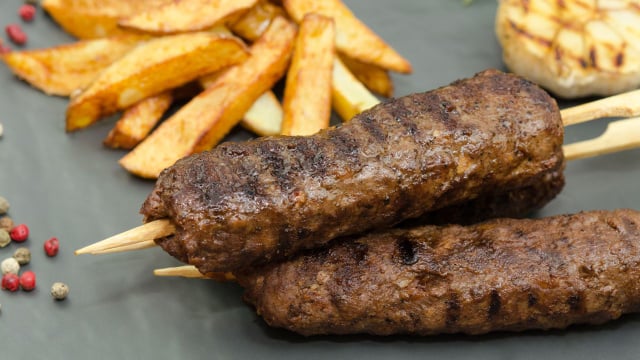 Kafta é um prato típico da culinária árabe, preparado com carne moída bem temperada (Créditos: Shutterstock)