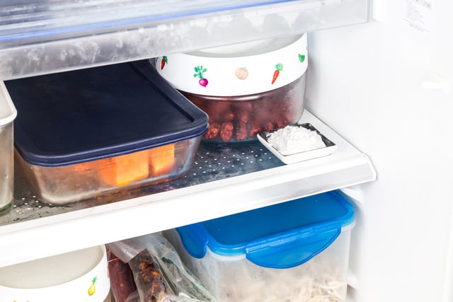 Colocar 1 xícara de bicarbonato na geladeira: TudoGostoso explica por que o recipiente raso ajuda a eliminar odores