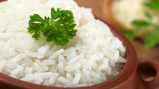O melhor jeito de fazer arroz branco é usando caldo (Créditos: Canva)