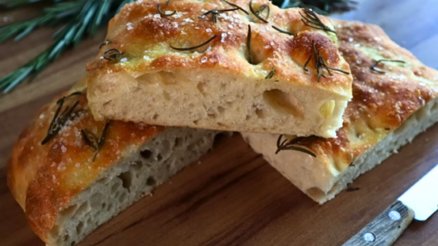 Como fazer focaccia? Essa receita com truques garante o resultado perfeito e nem precisa sovar