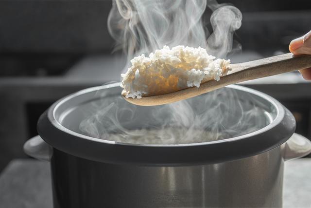 Truque para requentar o arroz de ontem com um ingredientes de GRAÇA e que todo mundo tem em casa