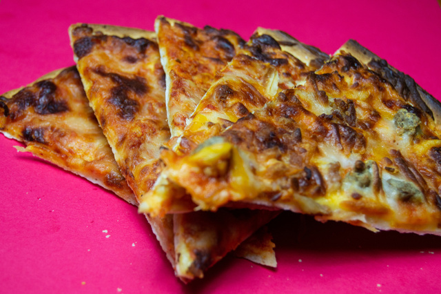 Sobrou pizza do domingo? Este truque devolve a crocância como se ela tivesse acabado de sair do forno