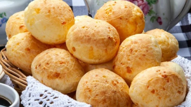 Adeus pão francês: esse pão de queijo de apenas 2 ingredientes fica pronto em 10 minutos e já virou rotina no meu café da manhã