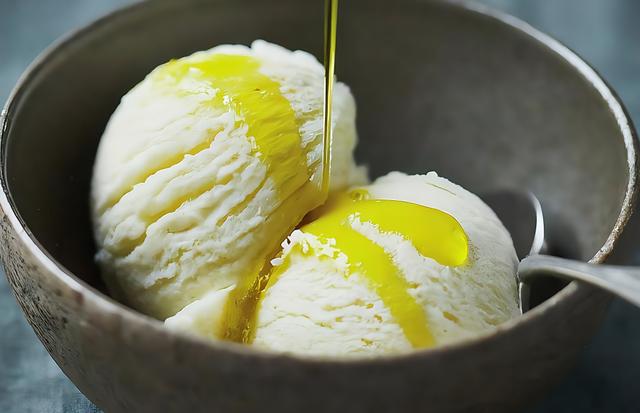 Sorvete de baunilha com azeite e sal é o sabor favorito de Dua Lipa (Créditos: Shutterstock)