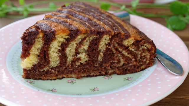 Como fazer bolo zebra: o segredo para a massa não misturar e ficar com listras perfeitas