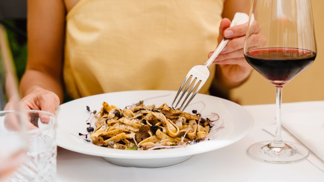 Que emocionante: ela jantou em um restaurante italiano e decidiu salvar o gerente do local