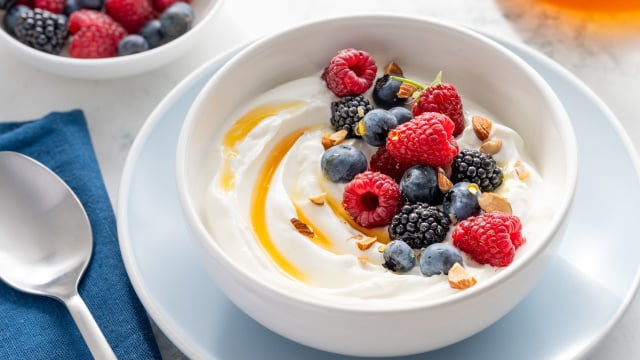Três frutas que podem acompanhar o iogurte grego para ganhar massa muscular