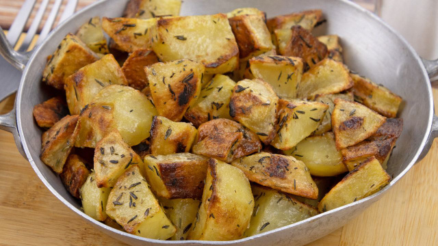 Batatas assadas à siciliana, um acompanhamento diferente inspirado na tradição italiana