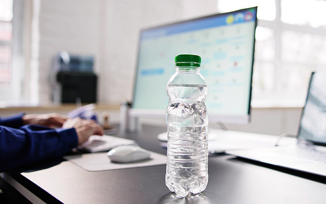 Nunca deixe a garrafa de água nesta posição pelo bem da sua saúde