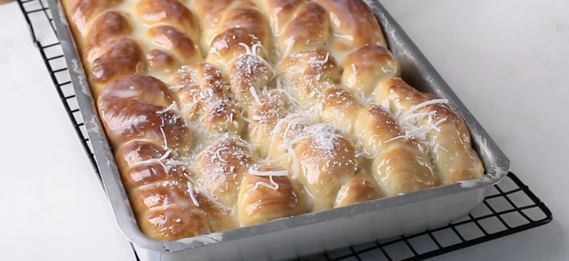 Esse pão doce de leite condensado é tão gostoso (e fácil!) que não sobra nem farelo