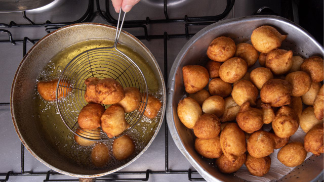 Bolinho de chuva que vira sozinho na panela para não perder o ponto: fica douradinho e irresistível