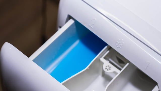 O que significam os símbolos I, II e a flor na gaveta da máquina de lavar? Onde devo colocar o detergente e o amaciante?