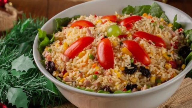 Arroz natalino é o acompanhamento da ceia para os atrasados de plantão, feito com ingredientes que todo mundo tem em casa