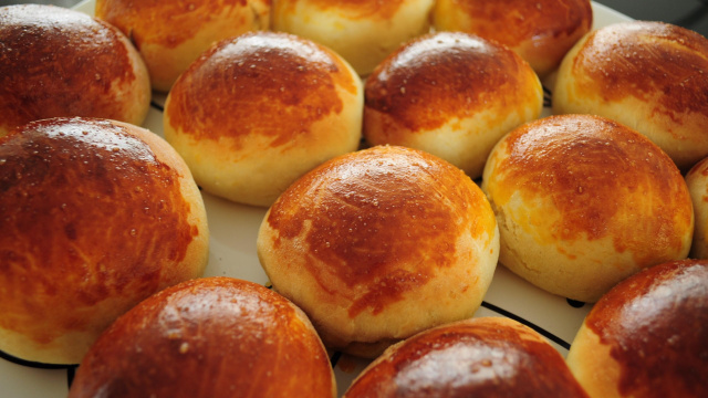 Pão de batata com recheio cremoso de frango: massa simples e fofinha, um lanche da tarde digno de lanchonete