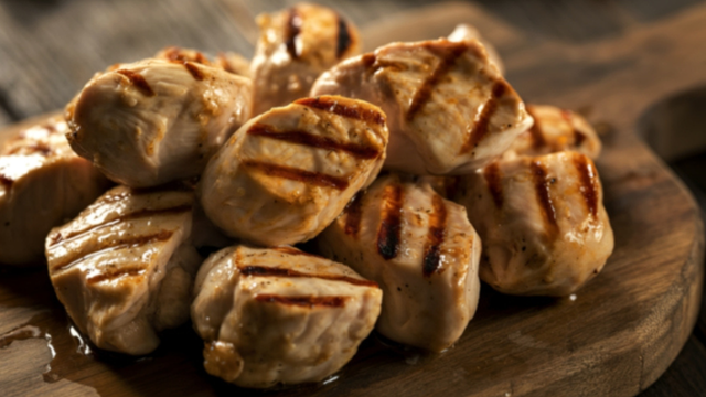A marinada com amido de milho antes do cozimento cria uma camada fina que ajuda a preservar a suculência do frango.(créditos: Shutterstock)