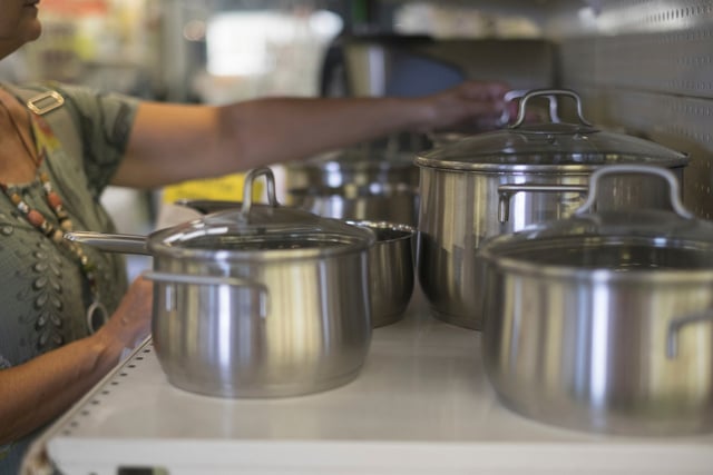 Panela de inox é uma das mais populares por ser leve e acessível. (créditos: Shutterstock)