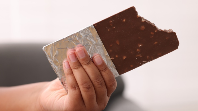 Sua barra favorita pode mudar de nome: governo sanciona lei que define o que é chocolate de verdade no Brasil