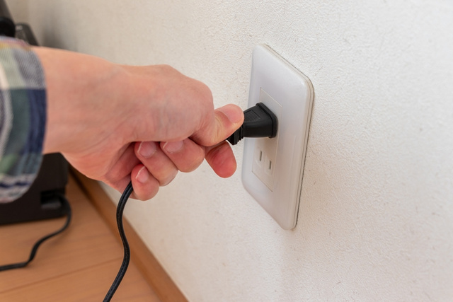 Você nunca deve deixar esse item ligado na tomada quando for sair de casa