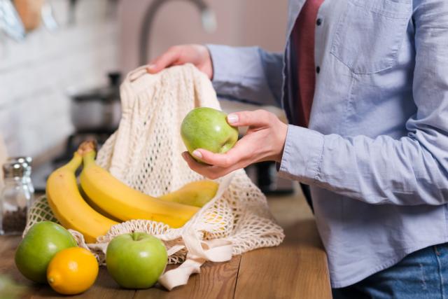 Por que não se pode lavar as frutas em temperatura ambiente? Orientação é polêmica