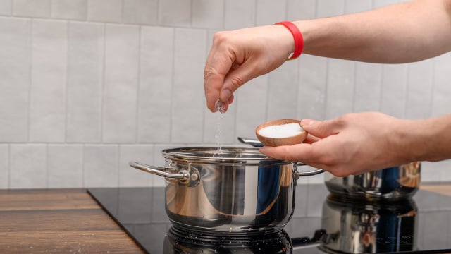 O truque para tirar o excesso de sal da comida em segundos: não acreditei que funcionava até testar