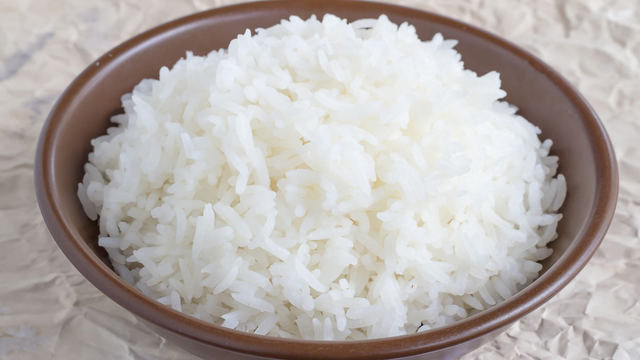O arroz é um dos alimentos mais tradicionais da culinária asiática e brasileira. (créditos: Shutterstock)