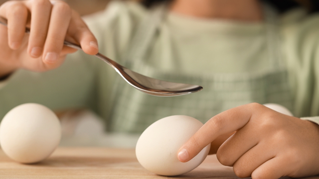 Como saber se o ovo está estragado antes de quebrar: teste simples de 5 segundo é certeiro