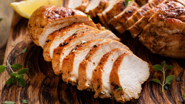 Chef Vero Gómez sobre frango assado: "O truque para deixá-lo suculento é cobri-lo com esta mistura de sal e açúcar."