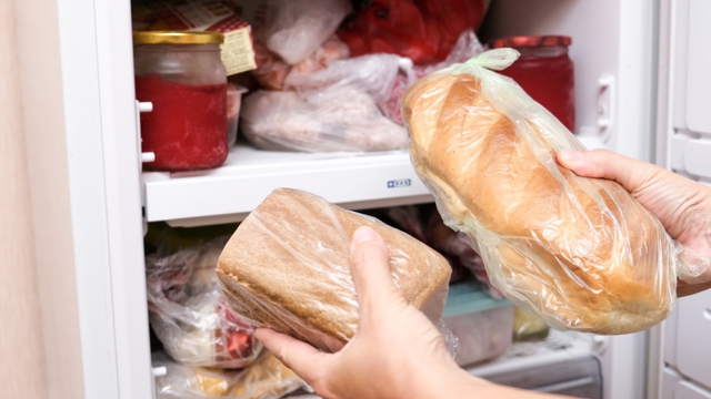 Quando congelado corretamente, o pão pode durar por semanas sem grandes alterações. (créditos: Shutterstock)